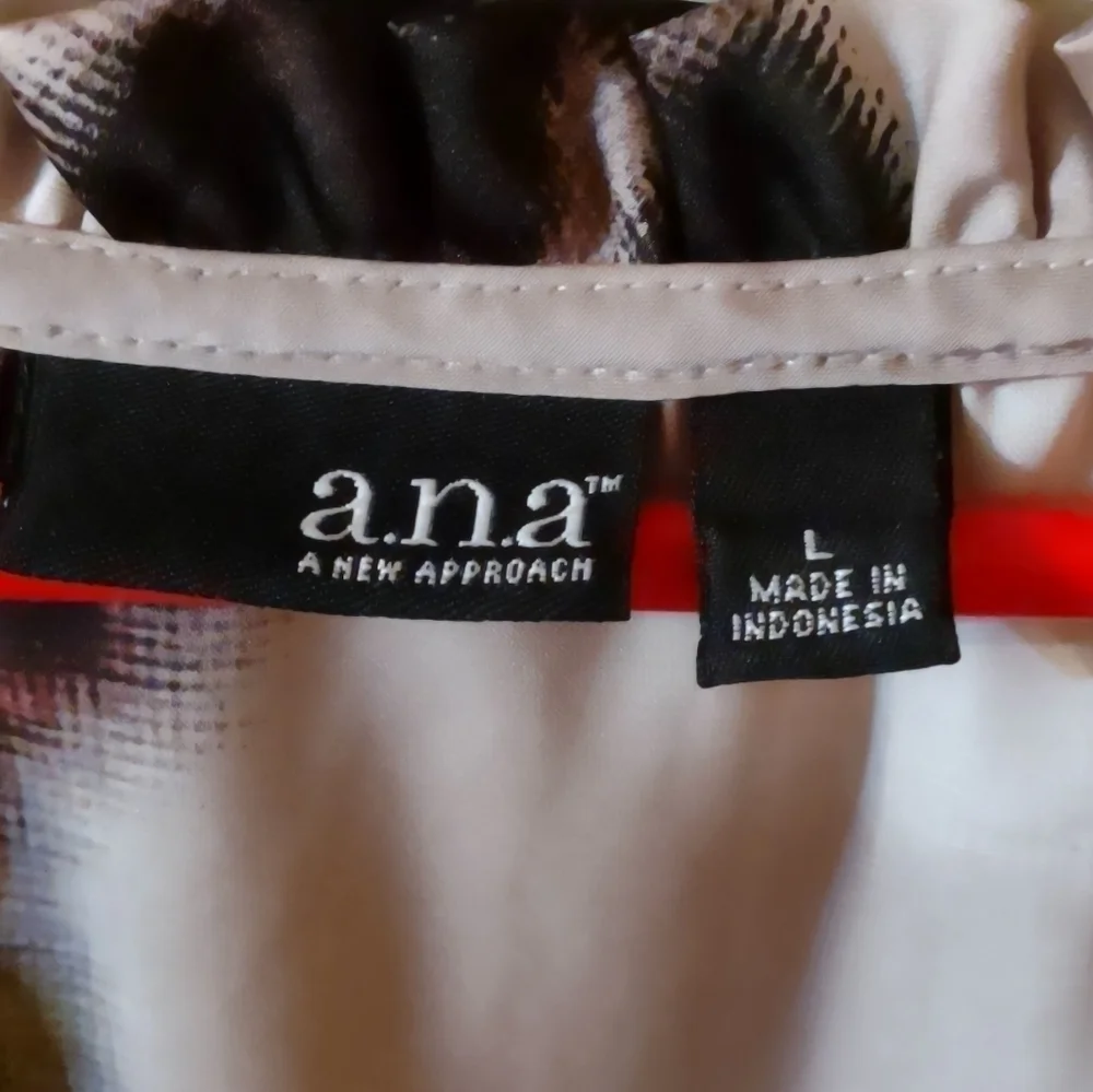 a.n.a. Silky Sleeveless Blouse Size Large Floral Print - Picture 6 of 8